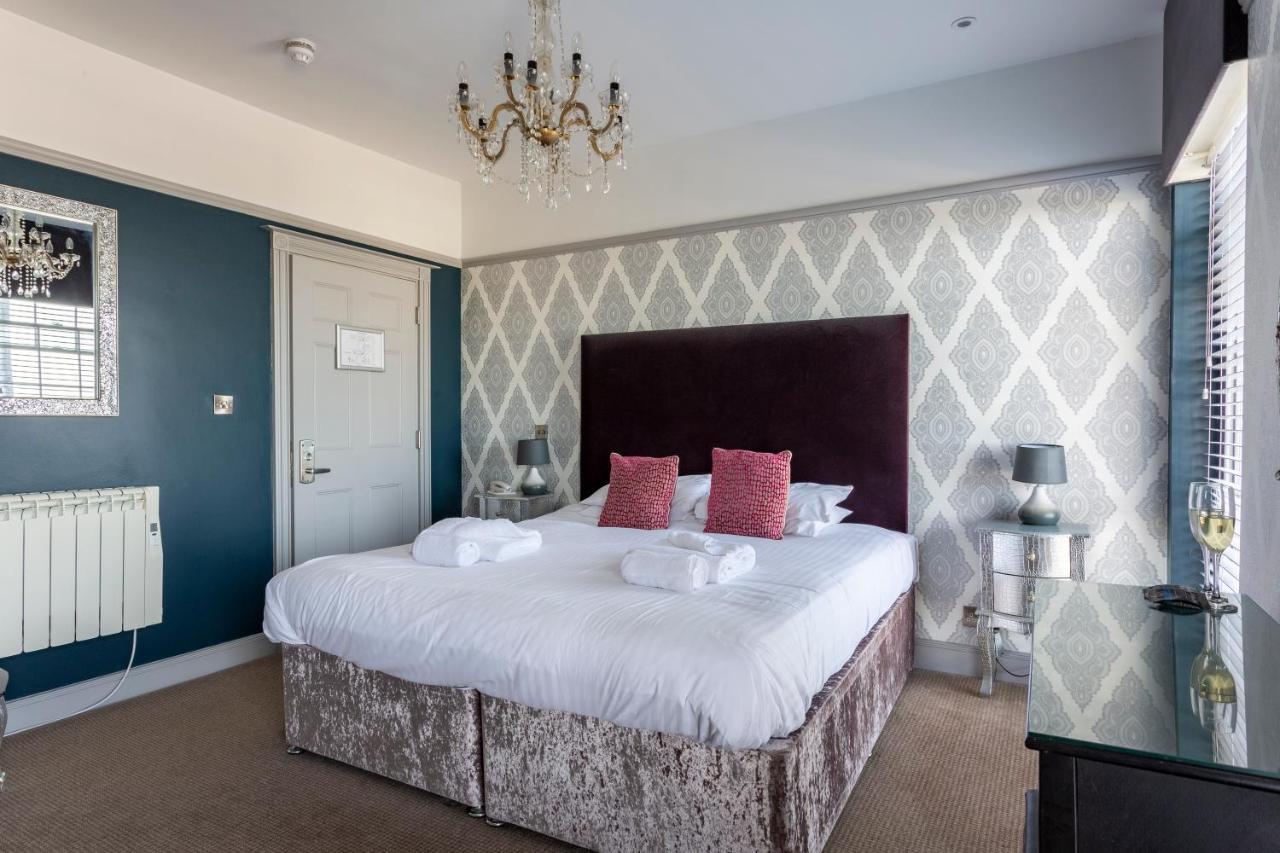 Crescent Victoria Hotel 4*